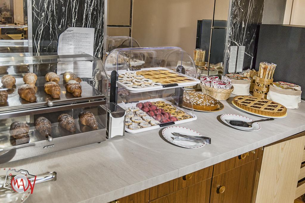 Hotel Moderno Lecco Kültér fotó